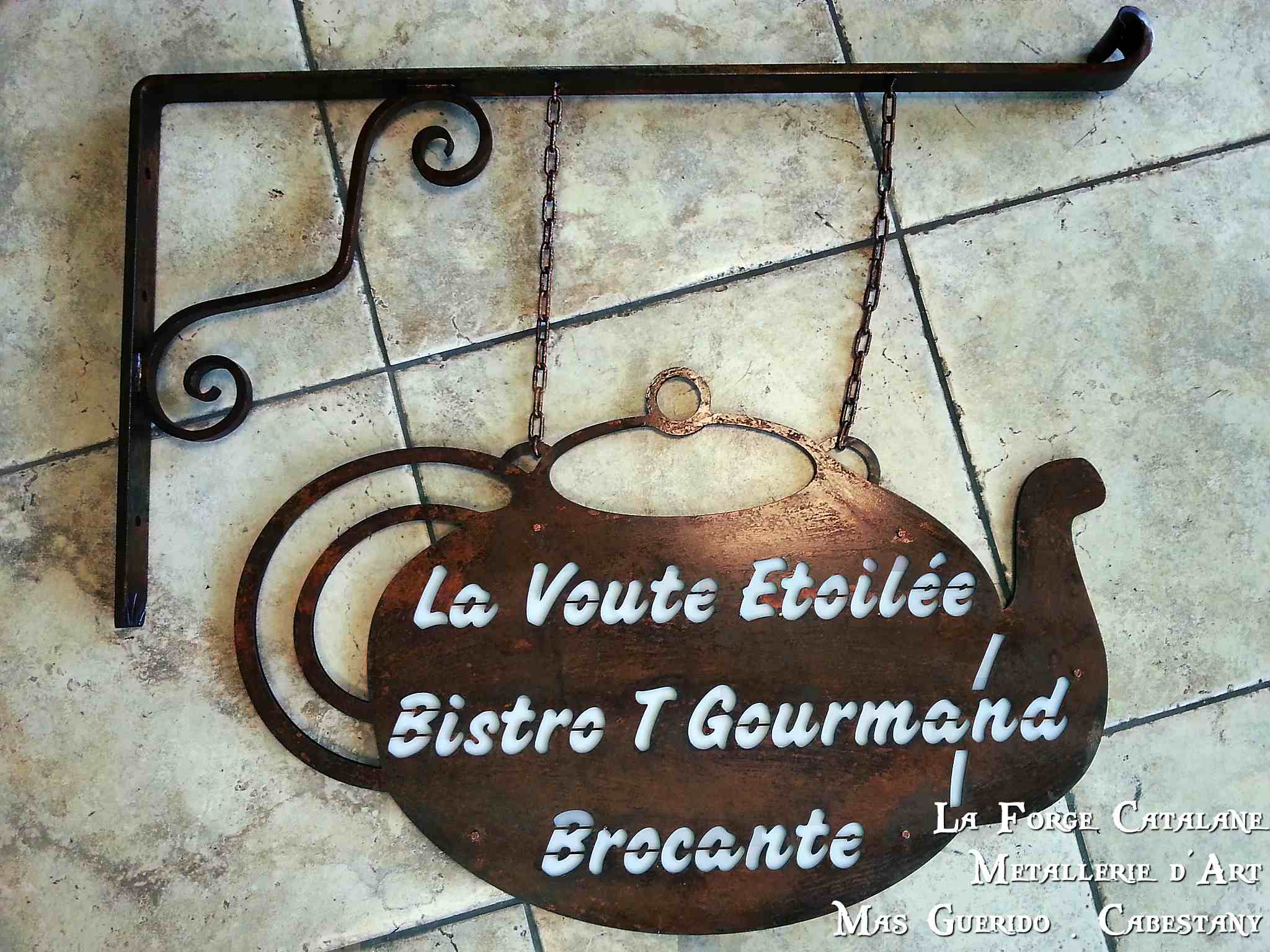 enseigne en drapeau voute etoilee saint andre forge catalane.jpg